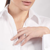 Round-cut Engagement Ring and Matching Wedding Band in 18k Gold with Diamonds