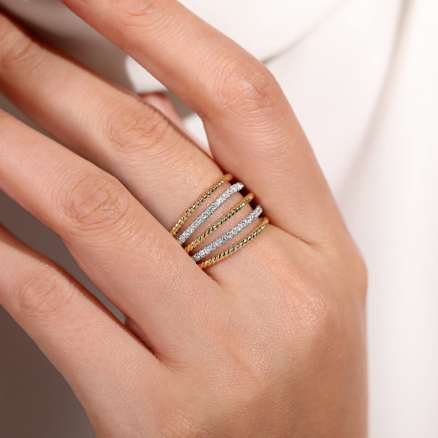 Gabriel & Co. Bujukan wide band diamond ring detail