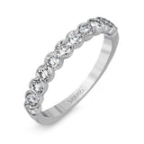 Round-cut Engagement Ring & Matching Wedding Band in 18k Gold with Diamonds